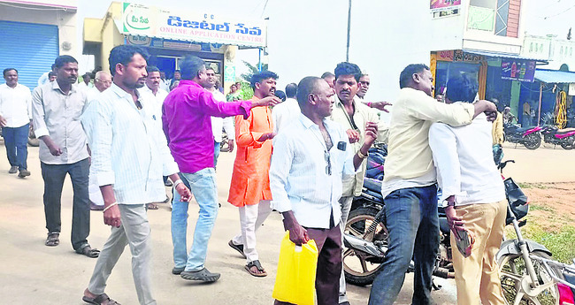 నామినేషన్‌ వేయకుండా అడ్డుకున్న గ్రామస్తులు1