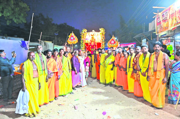 ఆదిశిలా క్షేత్రానికి పోటెత్తిన భక్తులు 2