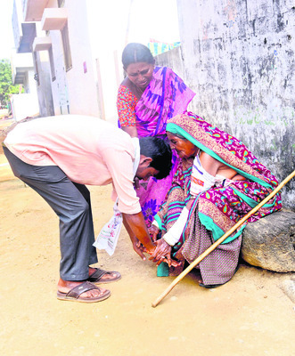 బొట్టు పెట్టి.. ఓటు అడిగి..1