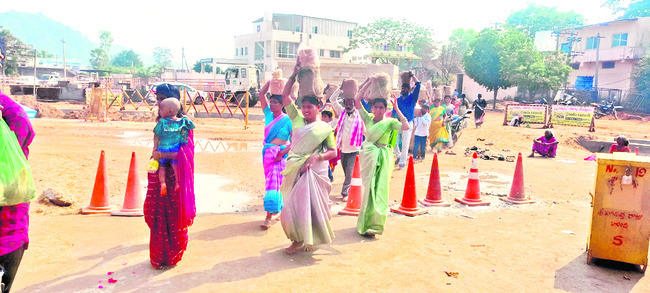 మేడారంలో మొక్కుల సందడి1