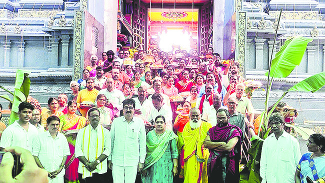 కరుణించవమ్మా.. కాపాడవమ్మా..1