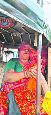 పండ్ల వ్యాపారులపైకి దూసుకెళ్లిన కారు 1