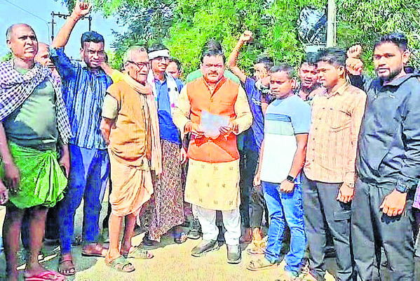 ఎమ్మెల్యేపై గ్రామస్తుల ఆగ్రహం 2