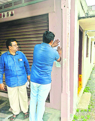 పామర్రులో ఆరు క్లినిక్‌లు సీజ్‌ 1