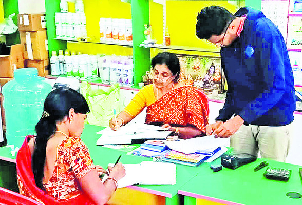 పారిశుద్ధ్య కార్మికులకు  తప్పిన ప్రమాదం  1