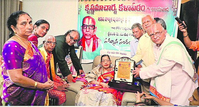 గాయని సుశీలకు పురస్కారం 2