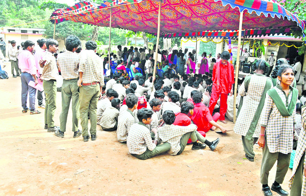 పాఠశాల వేదికలపై రాజకీయ పాఠాలు1