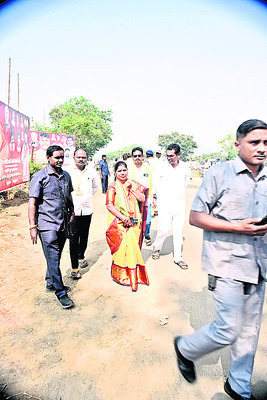 అడుగడుగునా ఇబ్బందులే... 1