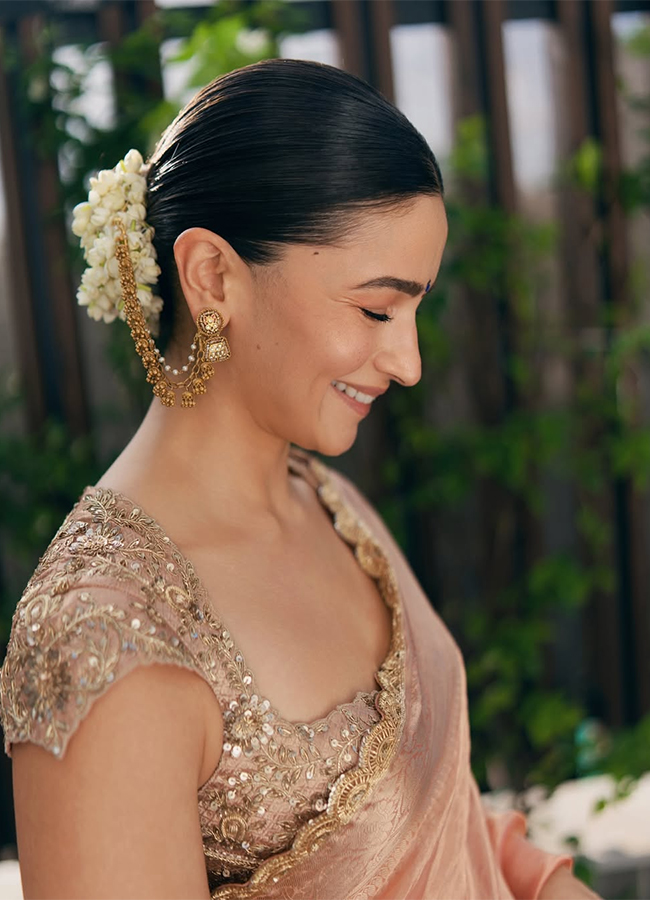 Alia Bhatt shares glimpses of griha pravesh puja with Ranbir Kapoor Photos17