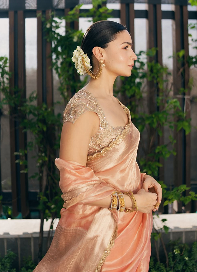 Alia Bhatt shares glimpses of griha pravesh puja with Ranbir Kapoor Photos19