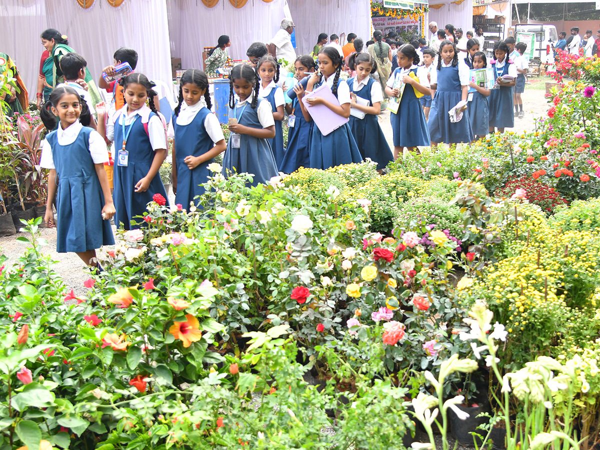 Impressive fruit and flower display at Vijayawada1