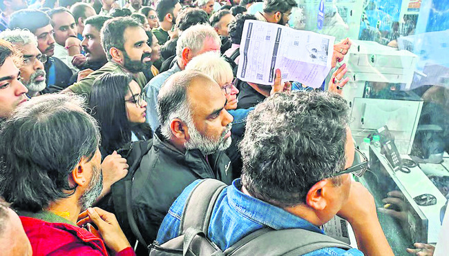 రెండు మూడు నెలల కిందటే టికెట్‌ను బుక్‌ చేసుకున్నారు. చా2