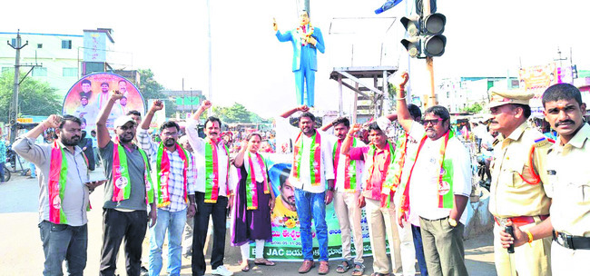మహిళలు అన్ని రంగాల్లో రాణించాలి
3