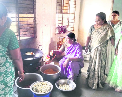 కూలీలు కరువు 
8