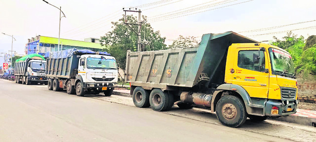 3 టిప్పర్లు సీజ్‌   1