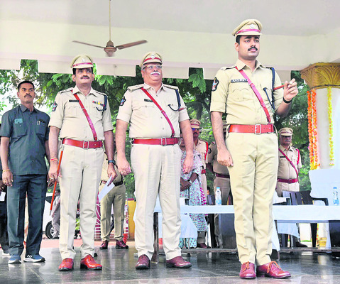 హోమ్‌ గార్డుల సేవలు అభినందనీయం 1