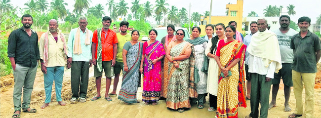 అడుగు తడబడితే.. జారి పడాలంతే 1