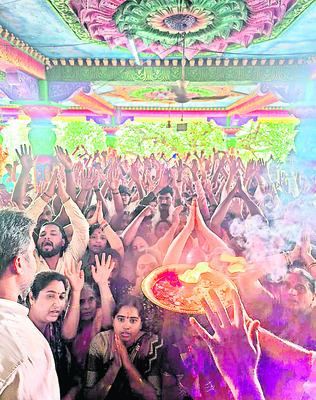 సోమేశ్వరాలయంలో ములుగు కలెక్టర్‌ పూజలు
4