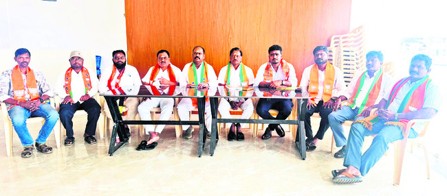 సోమేశ్వరాలయంలో ములుగు కలెక్టర్‌ పూజలు
3