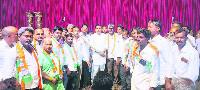 కూలీలు కరువు 
4