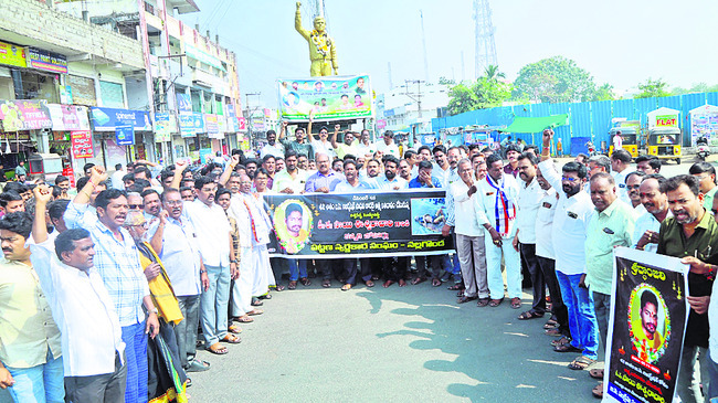 కూలీలు కరువు 
3