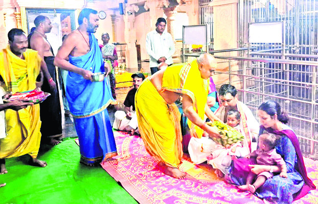 సోమేశ్వరాలయంలో ములుగు కలెక్టర్‌ పూజలు
2