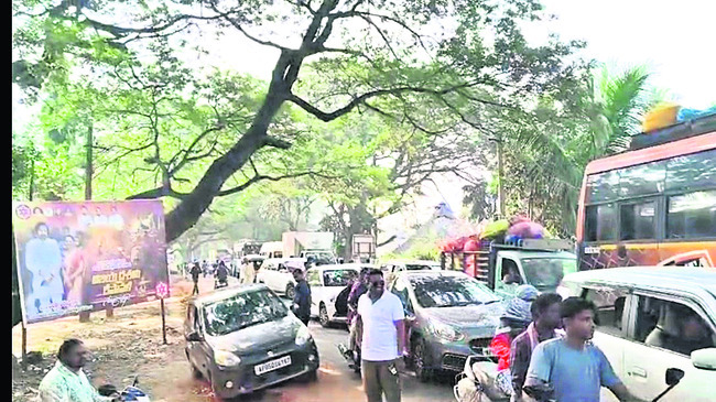 పోలీసుల తనిఖీలతో నిలిచిన ట్రాఫిక్‌1