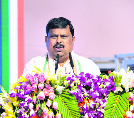 కూలీలు కరువు 
12