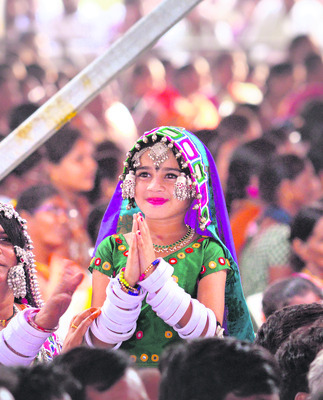 కూలీలు కరువు 
9