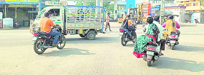 యథేచ్ఛగా ట్రాఫిక్‌ నిబంధనల అతిక్రమణ 1