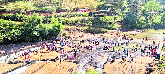 పర్యాటక ప్రాంతాల్లో వీకెండ్‌ సందడి1