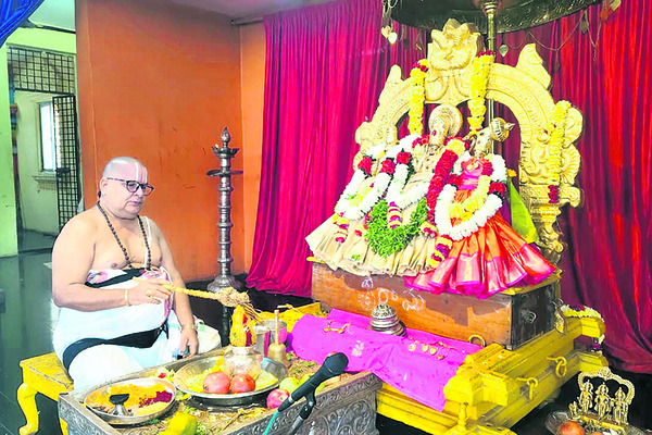 రామయ్యకు  సువర్ణ పుష్పార్చన2