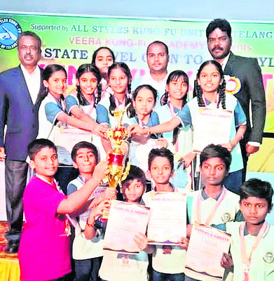 కాళేశ్వరంలో భక్తుల పూజలు
1