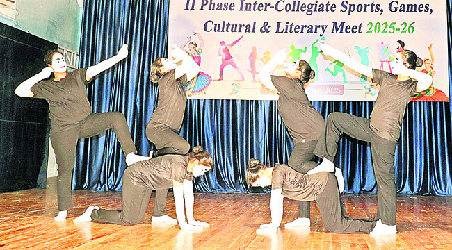 ఆకట్టుకుంటున్న నృత్య, కళాత్మక పోటీలు1