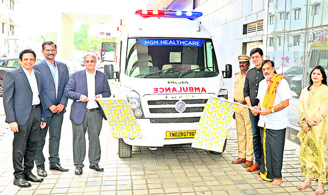 ఐసీయూ స్థాయి  సేవలతో అంబులెన్స్‌ 2