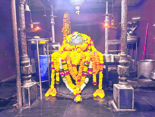 లారీ ఢీకొని ఇద్దరికి గాయాలు 
1