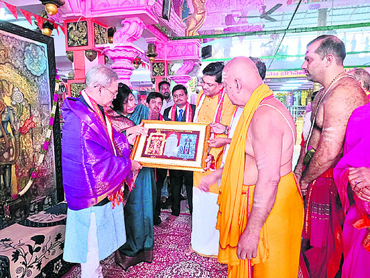 పుణ్యక్షేత్రాల సందర్శనలో హైకోర్టు జడ్జి 
2