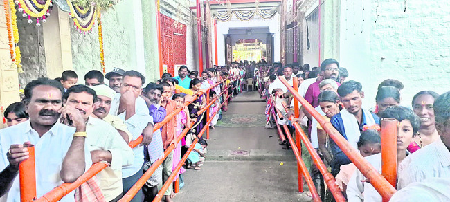 భక్తులతో కిటకిటలాడిన ఆదిశిలా క్షేత్రం 
1