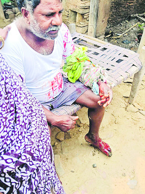 మొద్దుకత్తితో దాడి 
2