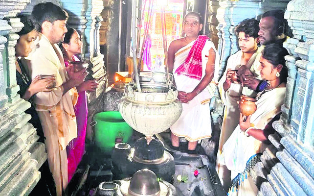 కాళేశ్వరంలో భక్తుల పూజలు
3