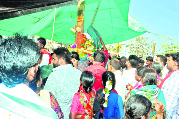 మేడారంలో భక్తుల కోలాహలం1