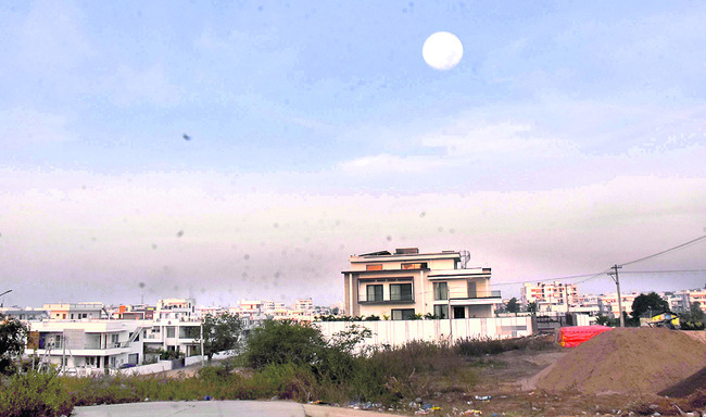 ఇటు సూర్యుడు.. అటు చంద్రుడు1