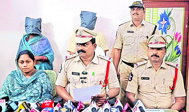 హత్య కేసులో నిందితుల అరెస్ట్‌ 
2