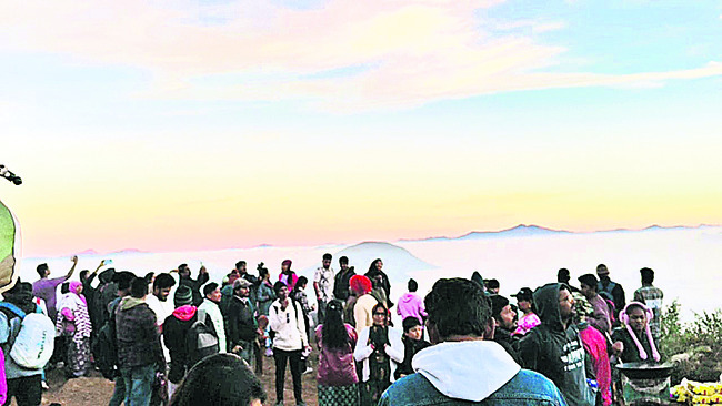 పర్యాటక ప్రాంతాల్లో వీకెండ్‌ సందడి3