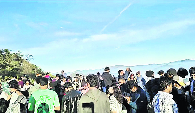 పర్యాటక ప్రాంతాల్లో వీకెండ్‌ సందడి4