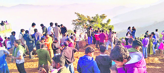 పర్యాటక ప్రాంతాల్లో వీకెండ్‌ సందడి2