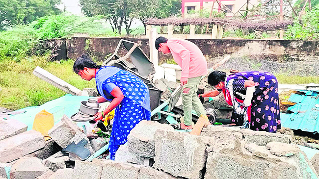 పేద మహిళ ఇంటి స్థలంపై టీడీపీ కార్యకర్త కన్ను 1