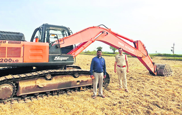 ఇసుక తరలింపు అడ్డగింత 1