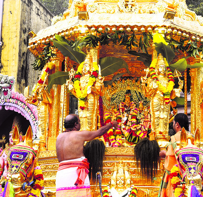 కమనీయం.. స్వర్ణ రథోత్సవం1