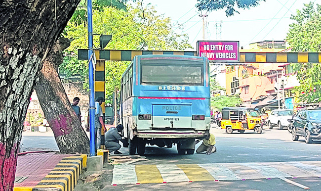 ● రూల్స్‌ పెట్టినోళ్లే.. ఇరుక్కుపోయారు!1
